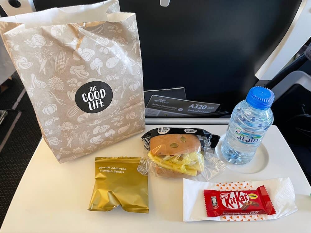 Snack service on Etihad Airways from Abu Dhabi to Doha in Economy